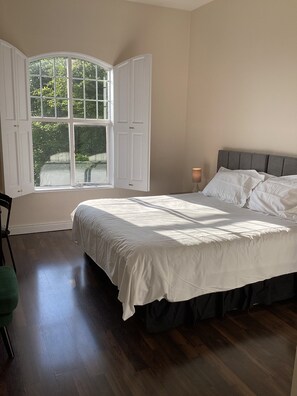 Chambre familiale | Décor unique, bureau, fer et planche à repasser, accès au Wi-Fi (inclus)