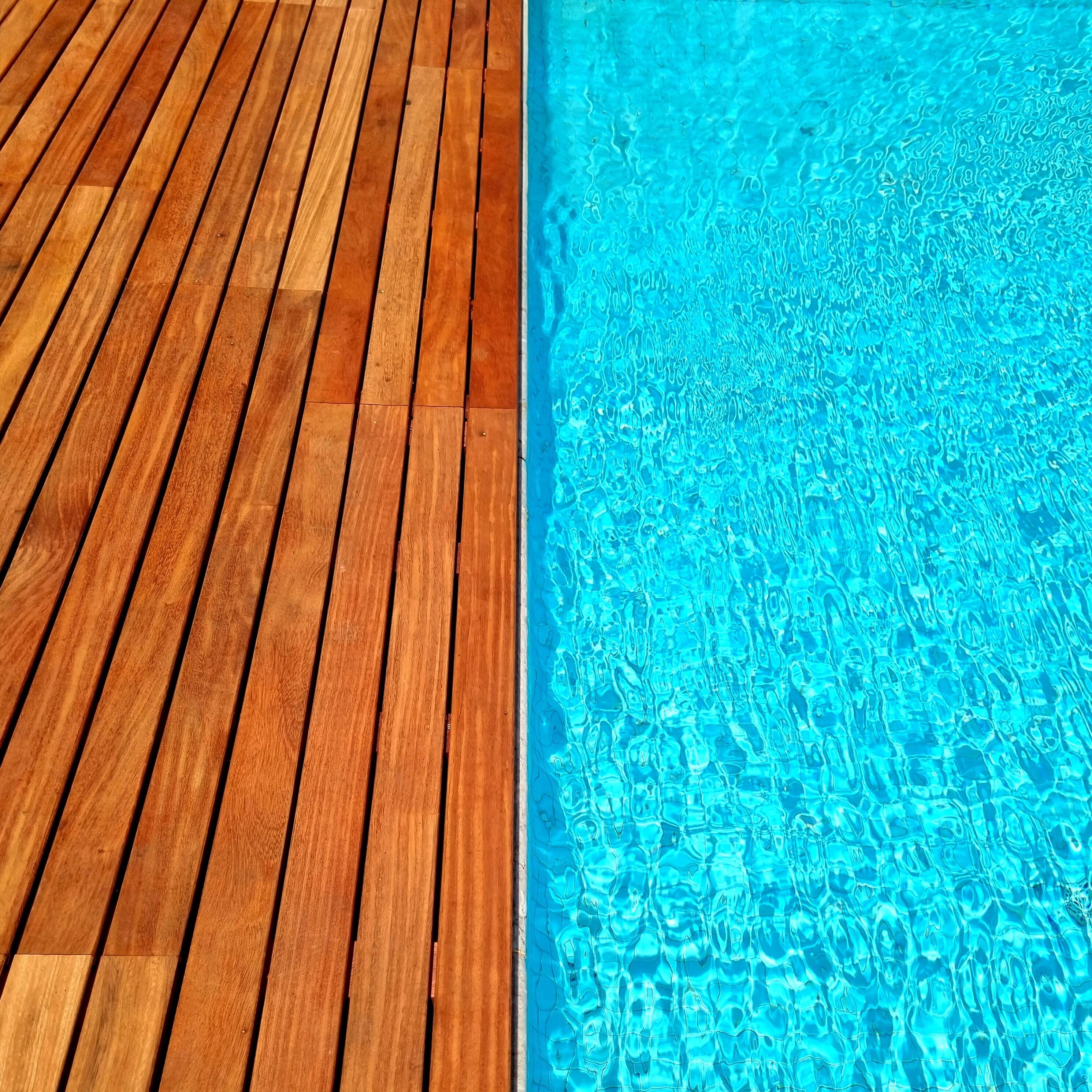 Hồ bơi ngoài trời, mở cửa từ 8:00 đến 17:00, ghế dài tắm nắng 