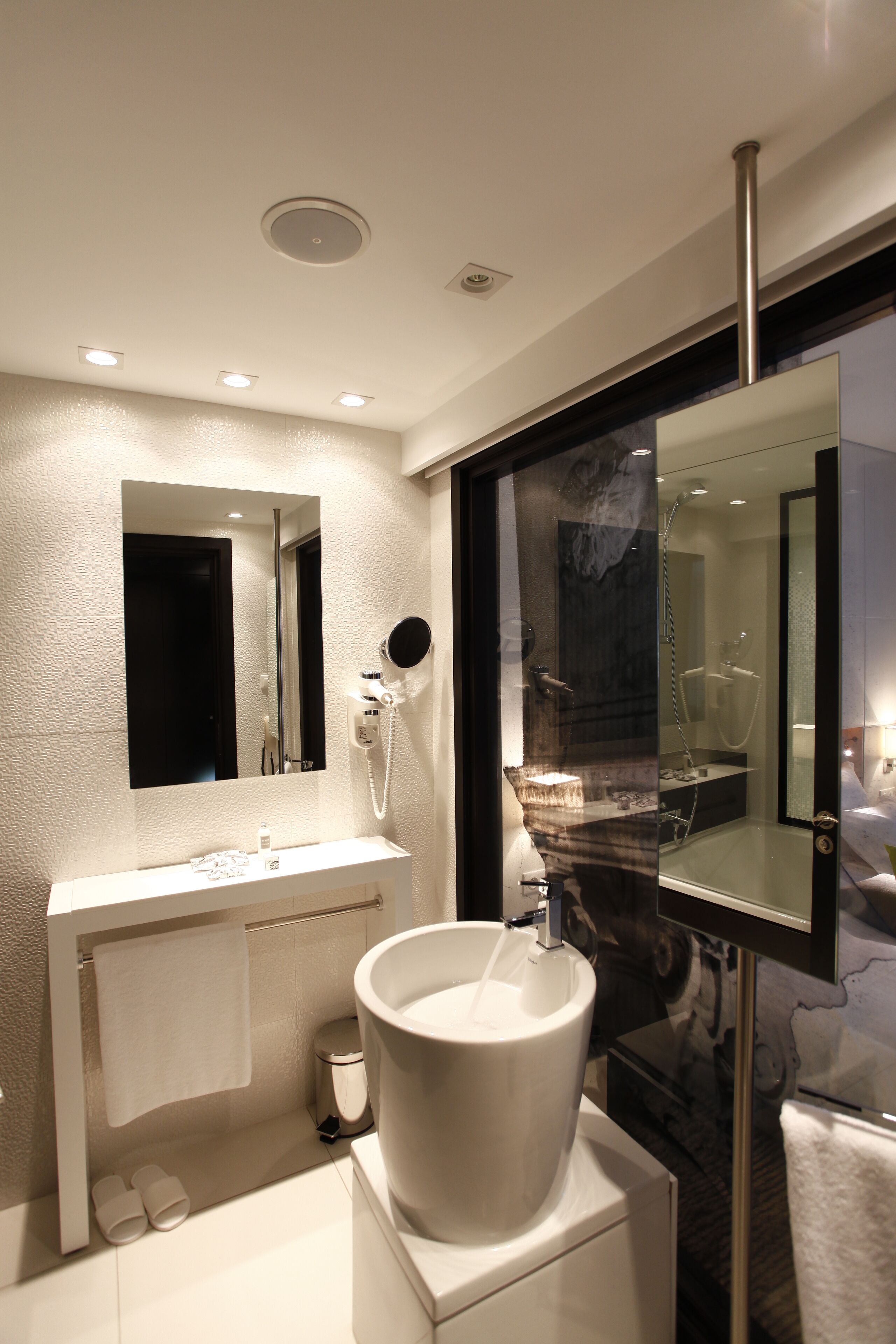 standard room city view | bathroom | combined shower/bathtub, deep-soaking bathtub, free toiletries, towels