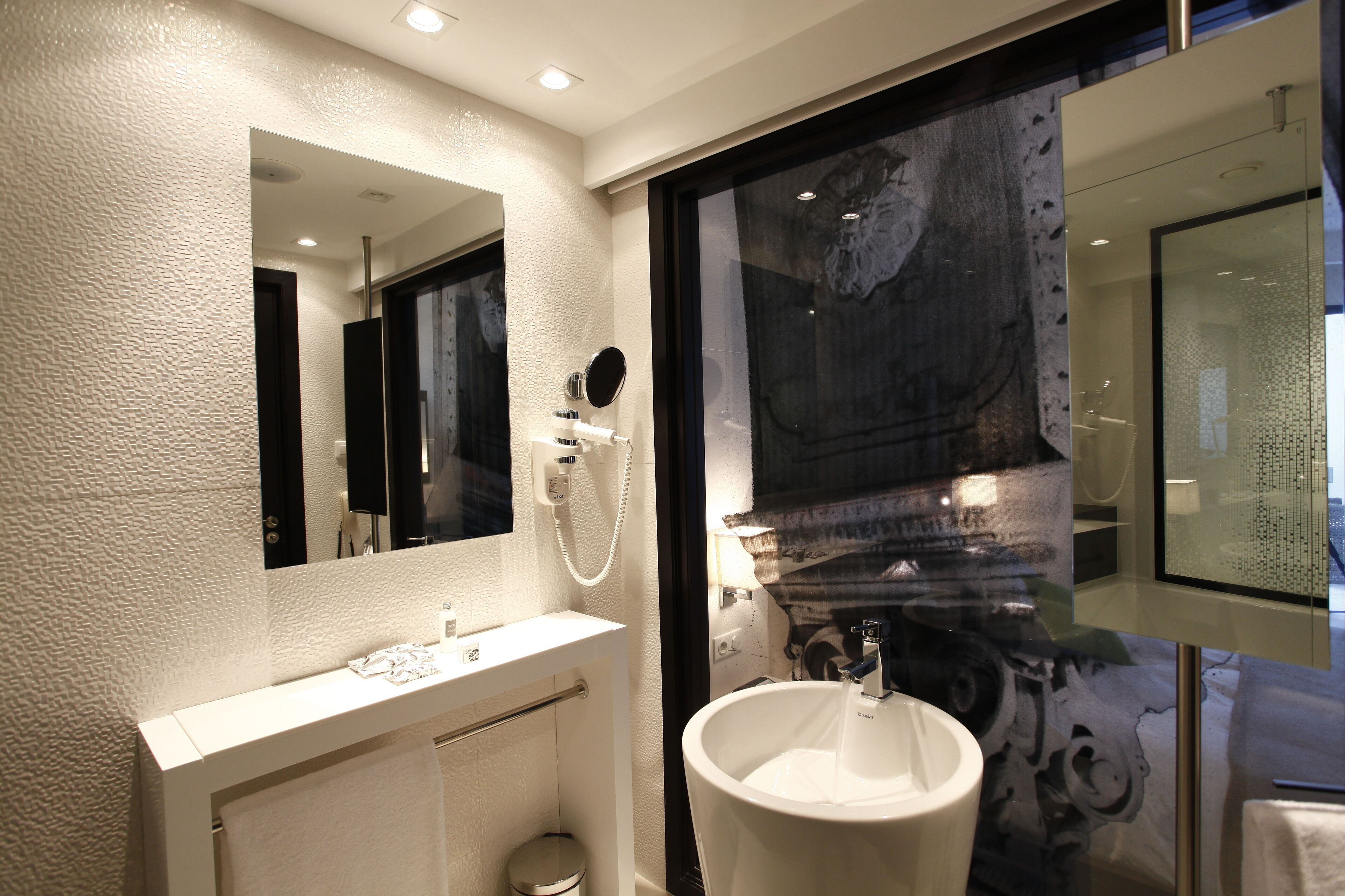 sea front view | bathroom | combined shower/bathtub, deep-soaking bathtub, free toiletries, towels