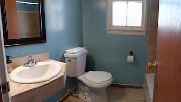 Room, 1 King Bed, Kitchen | Bathroom | Hair dryer, towels