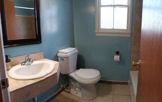 Room, 1 King Bed, Kitchen | Bathroom | Hair dryer, towels