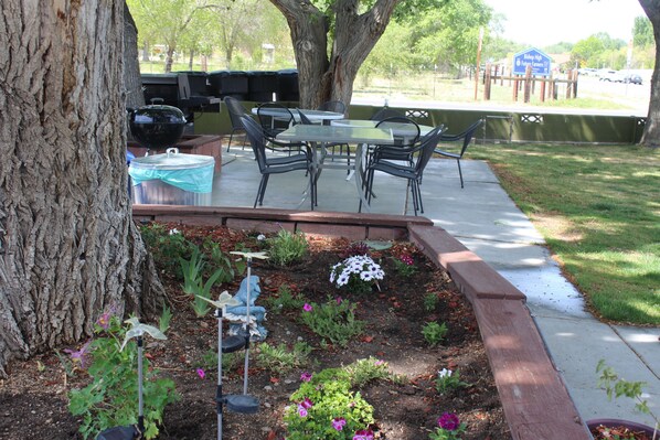 Property grounds - Trees Motel (Bishop)