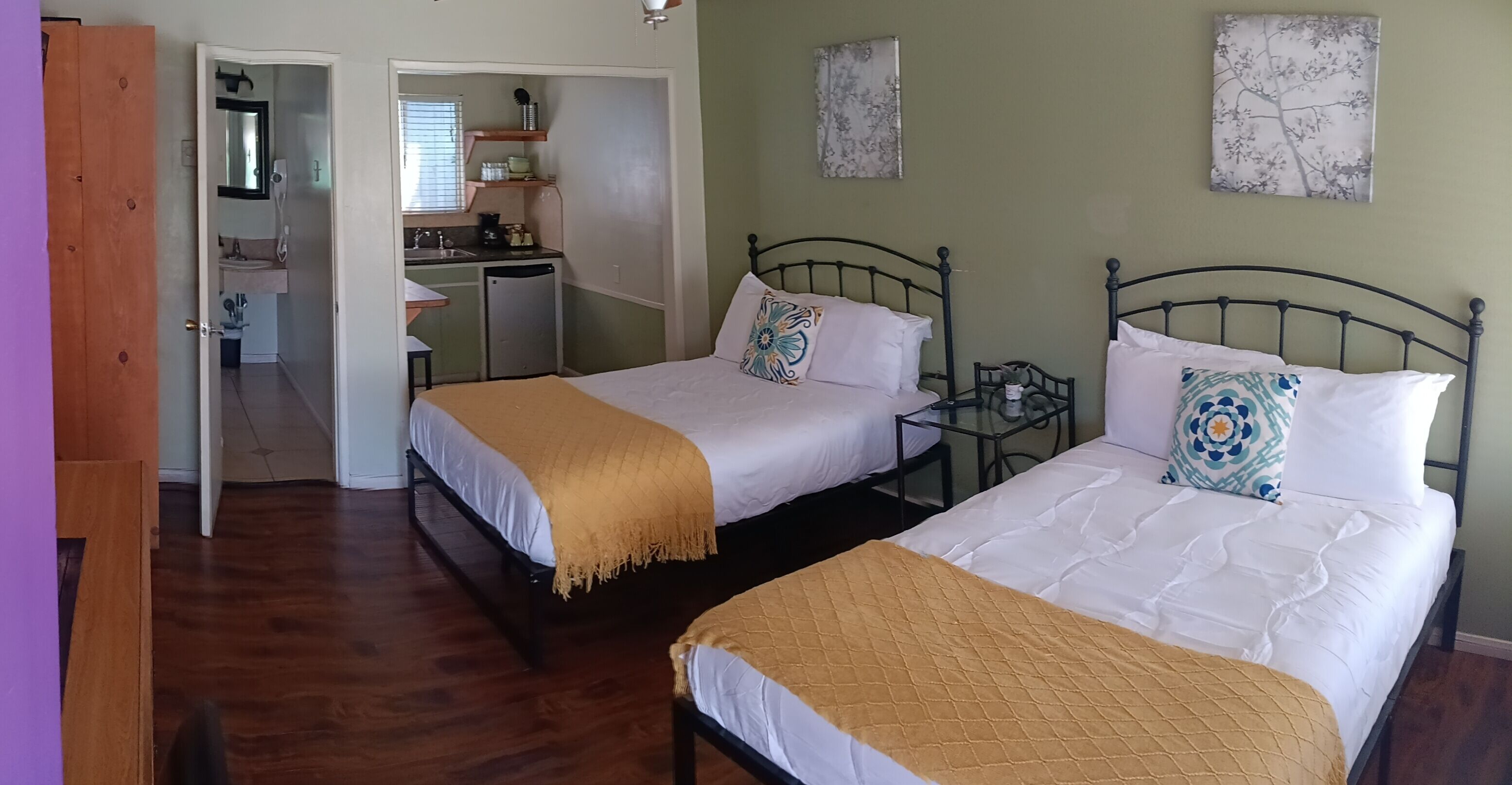 Zimmer, 2 Doppelbetten, Kochnische | Hochwertige Bettwaren, Tempur-Pedic-Betten, Schreibtisch