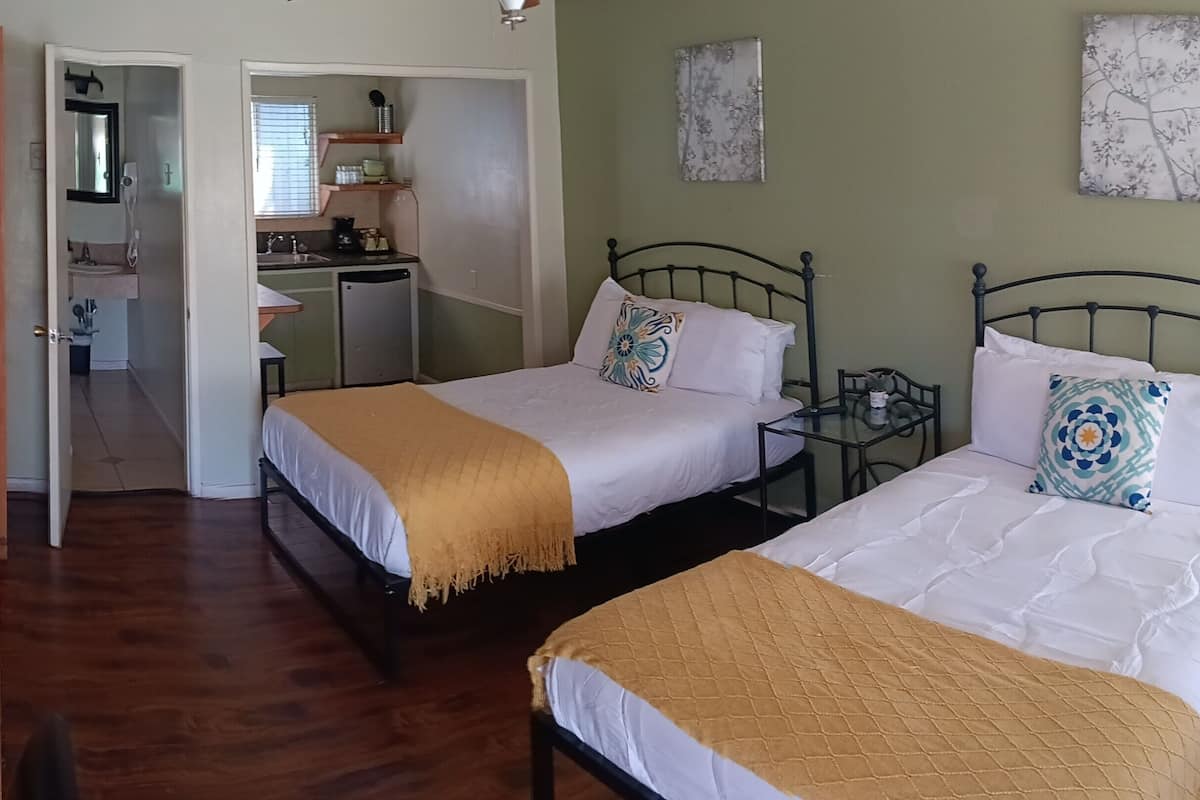 Zimmer, 2Â Doppelbetten, Kochnische