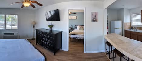 Suite familiar, 2 habitaciones, cocina, vista a la montaña | Ropa de cama de alta calidad, camas Tempur-Pedic y escritorio