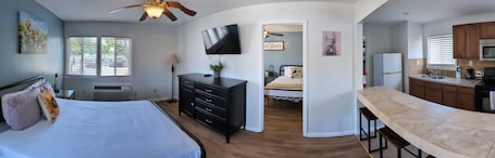 Suite familiar, 2 habitaciones, cocina, vistas a la montaña | Ropa de cama de alta calidad, colchones Tempur-Pedic, escritorio. Trees Motel