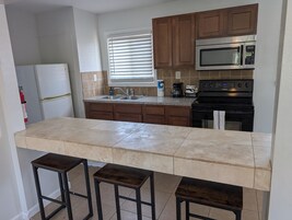 Ropa de cama de alta calidad, colchones Tempur-Pedic y escritorio 