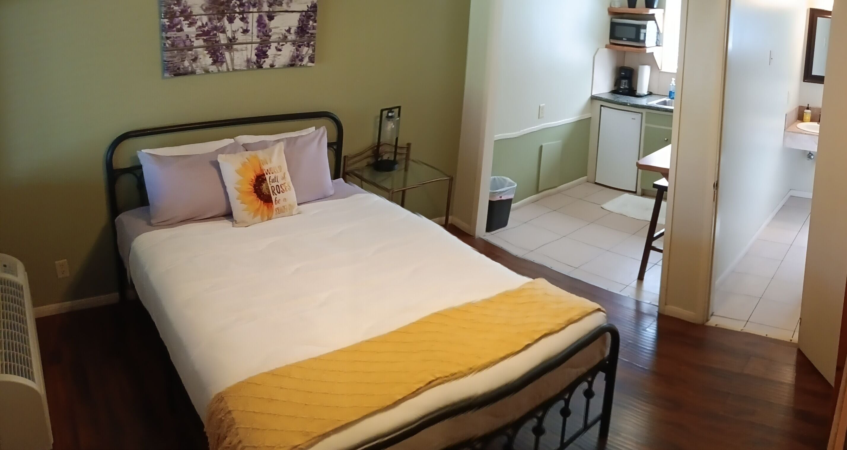 Zimmer, 1 Queen-Bett, Kochnische | Hochwertige Bettwaren, Tempur-Pedic-Betten, Schreibtisch