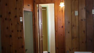 Habitación familiar, varias camas | Baño | Secadora de cabello y toallas