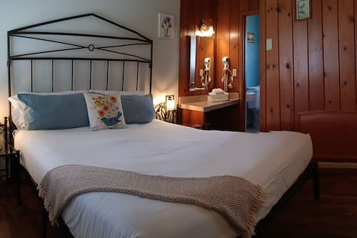 Room, 1 King Bed, Kitchen | Premium bedding, Tempur-Pedic beds, desk, free WiFi