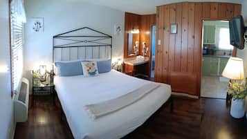 Room, 1 King Bed, Kitchen | Premium bedding, Tempur-Pedic beds, desk, free WiFi