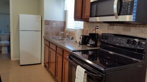 Kühlschrank, Mikrowelle, Wasserkocher mit Kaffee-/Teezubehör