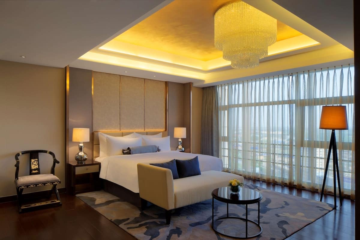 Premier Suite (High Floor) | Minibar, in-room safe, desk, iron/ironing board