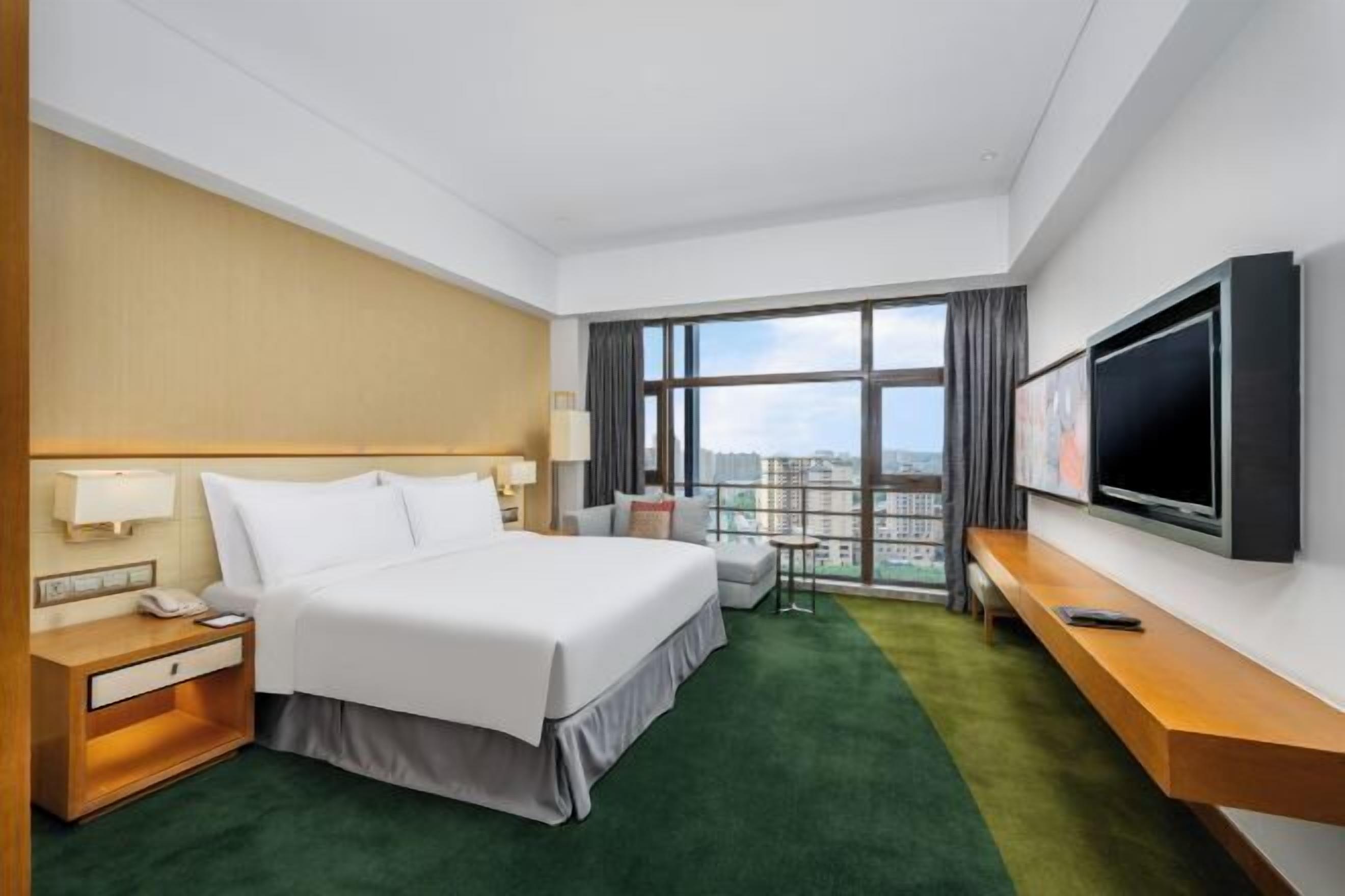 Minibar, in-room safe, desk, iron/ironing board