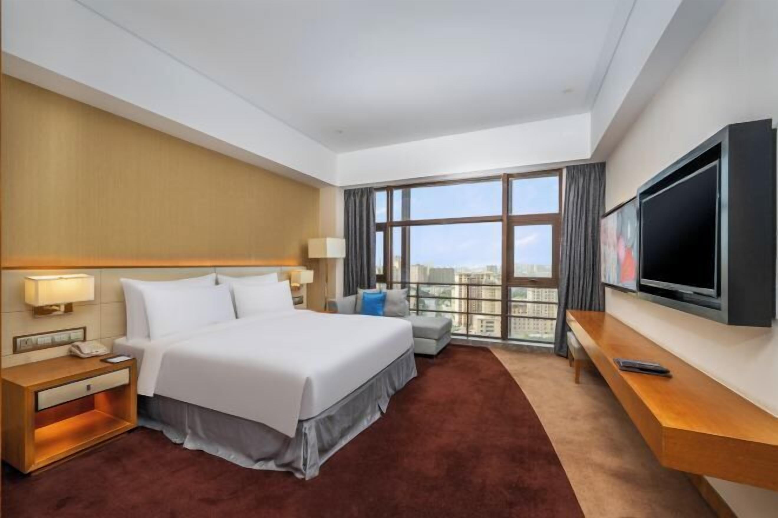 Minibar, in-room safe, desk, iron/ironing board