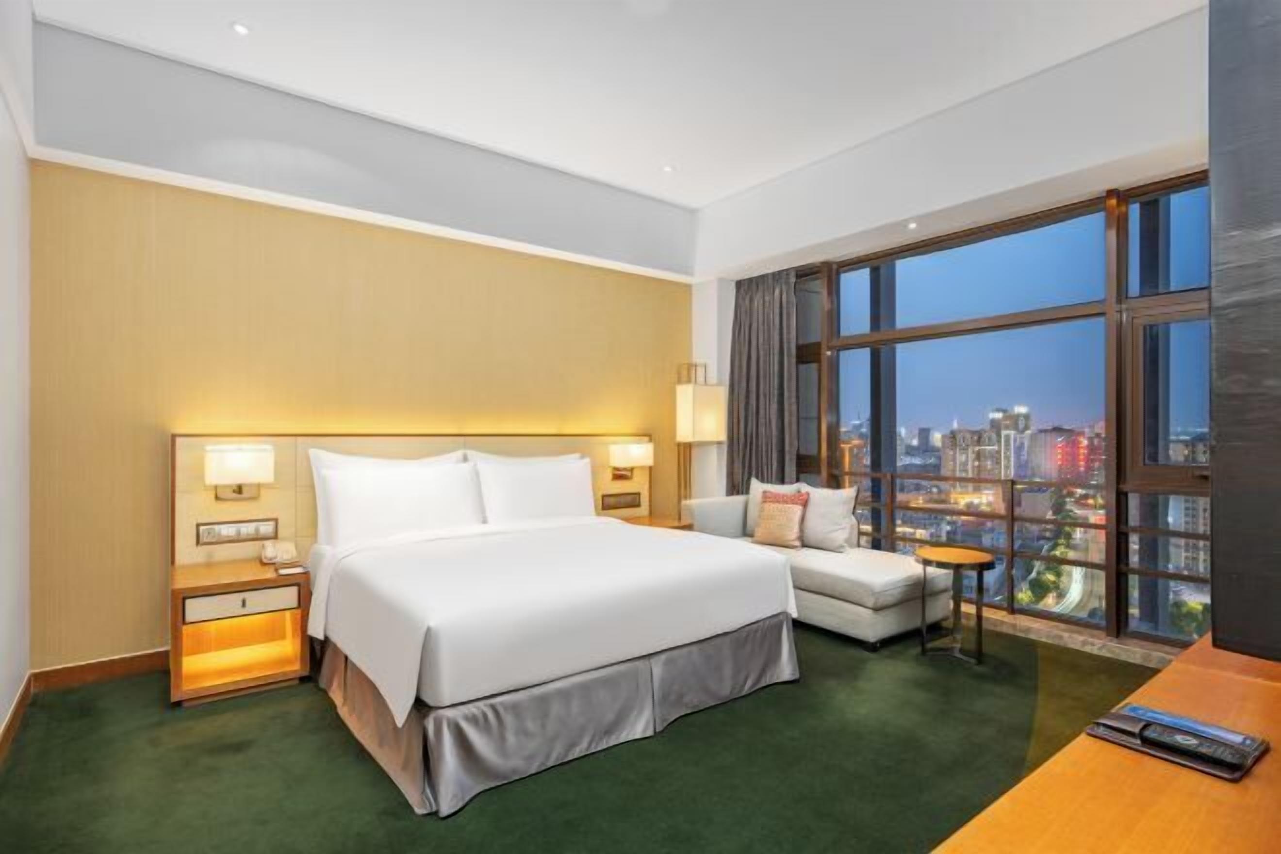 Minibar, in-room safe, desk, iron/ironing board