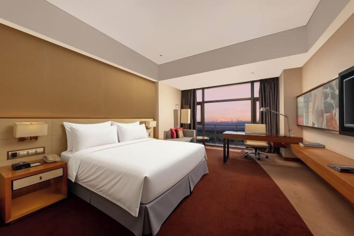 Minibar, in-room safe, desk, iron/ironing board