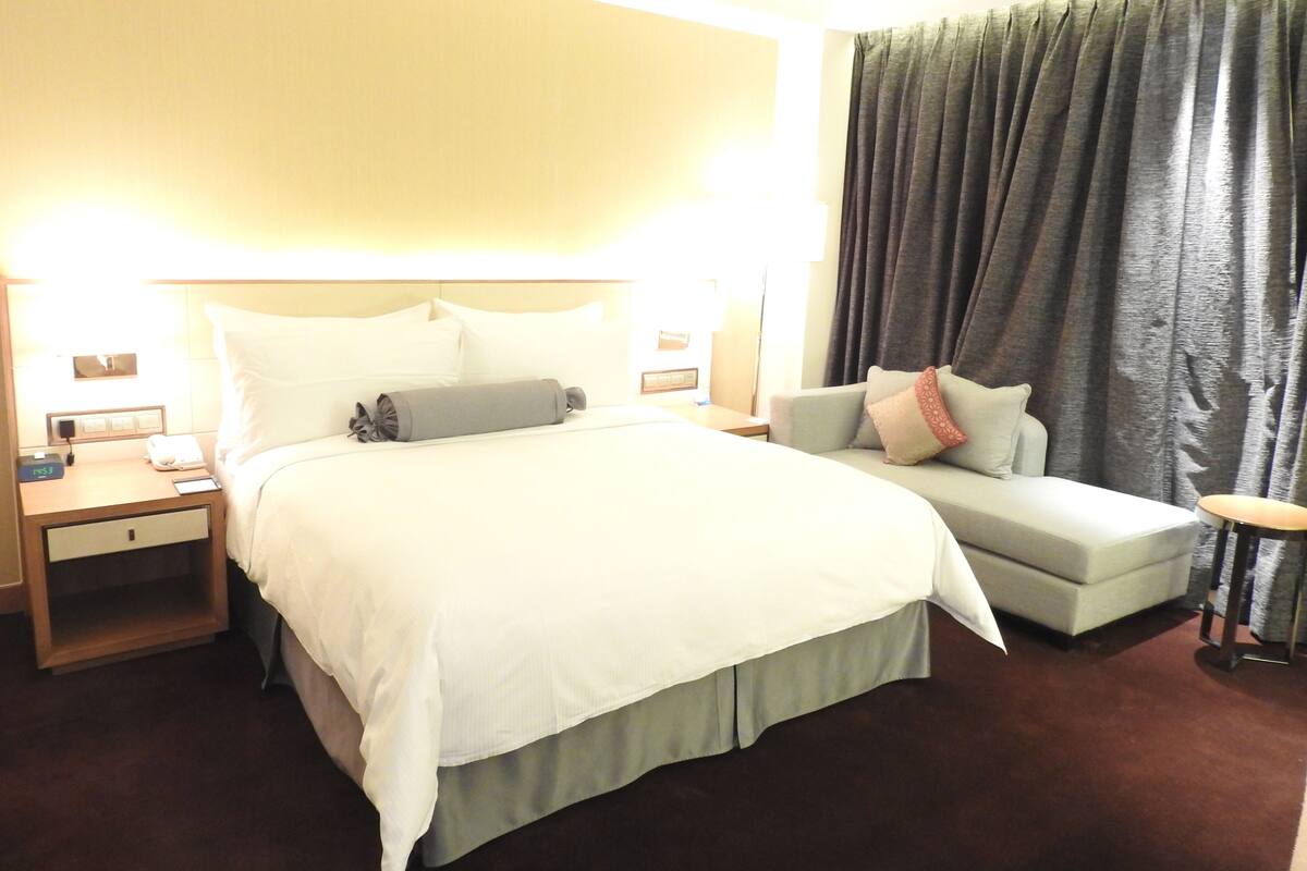 Minibar, in-room safe, desk, iron/ironing board