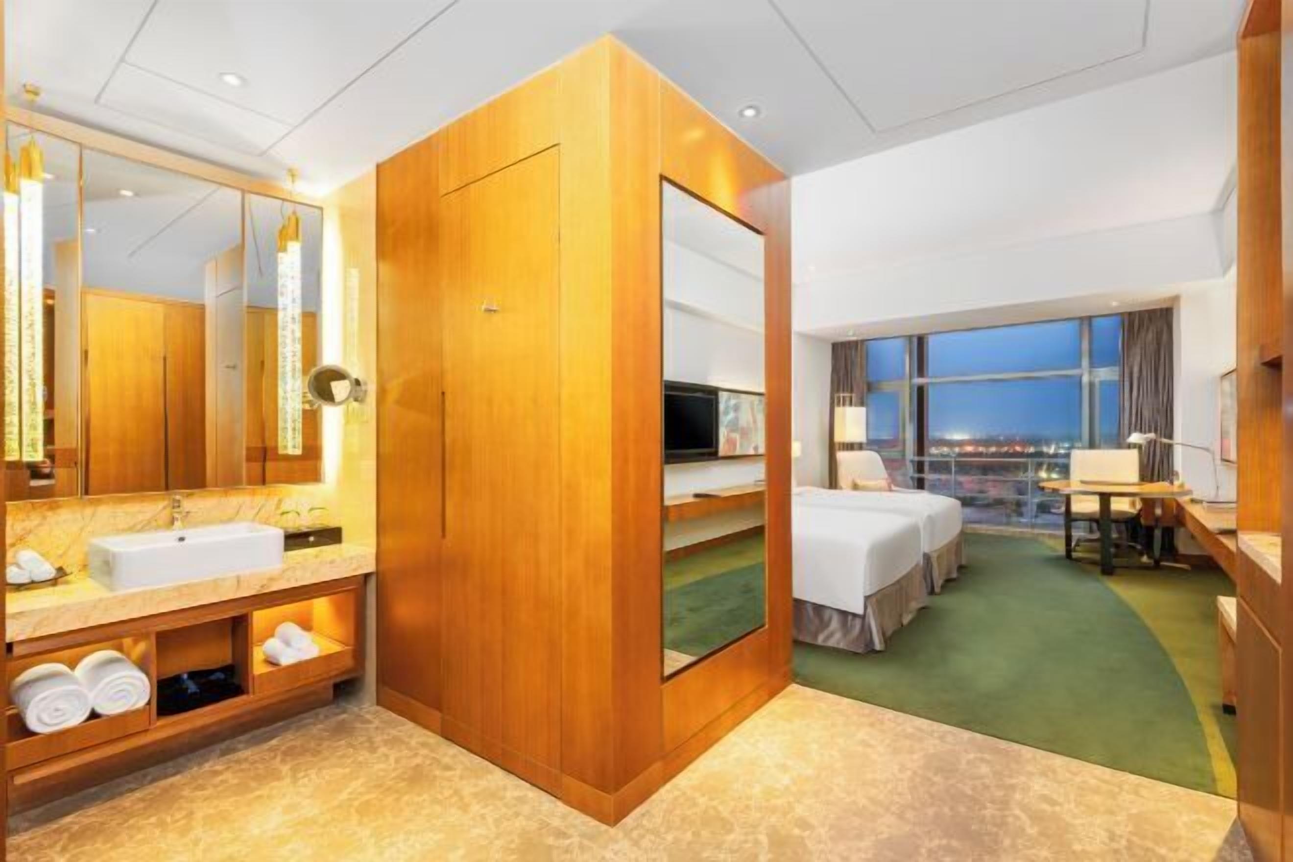 Minibar, in-room safe, desk, iron/ironing board