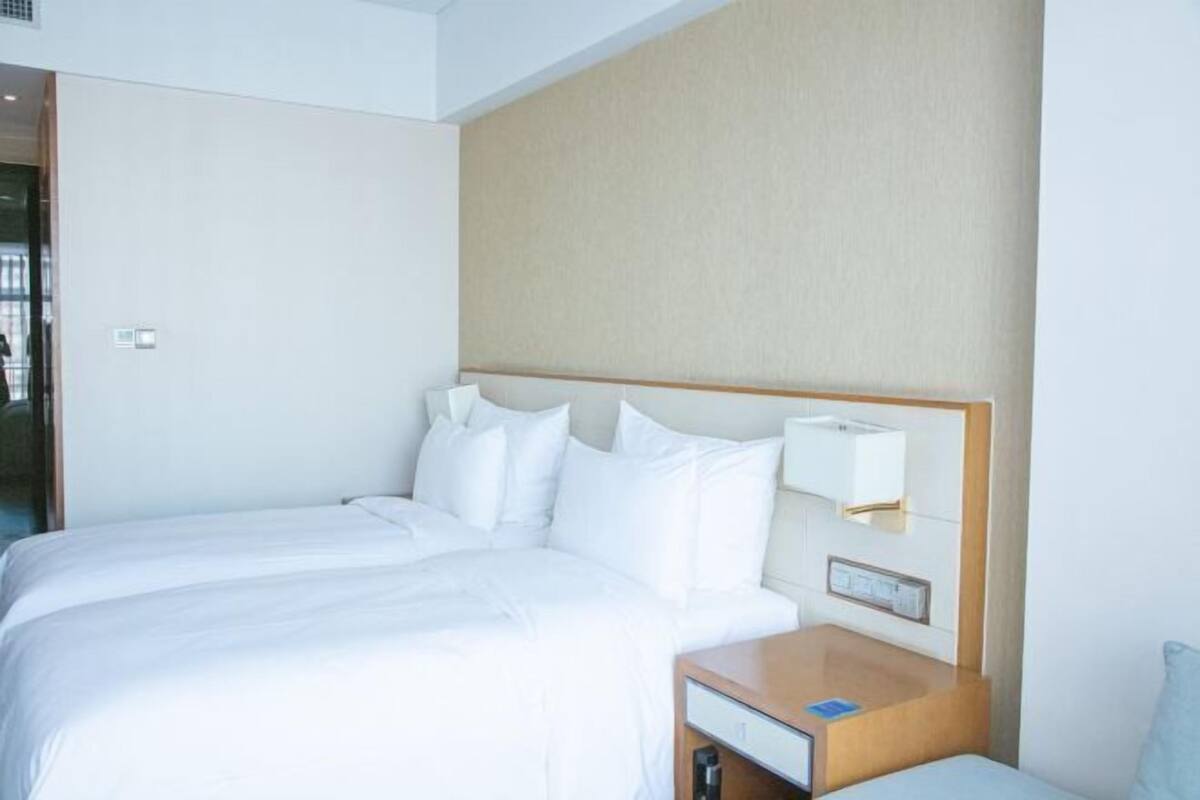 Minibar, in-room safe, desk, iron/ironing board