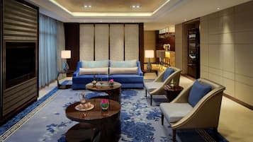 Minibar, coffres-forts dans les chambres, bureau