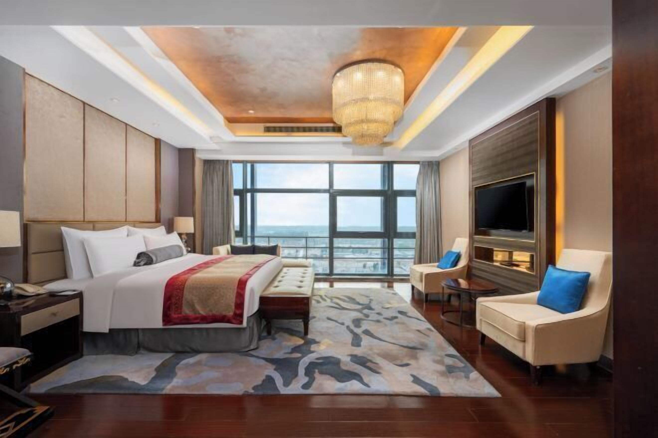 Minibar, in-room safe, desk, iron/ironing board