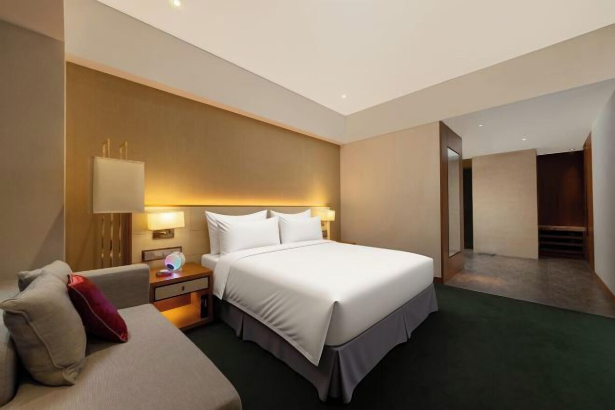 Minibar, in-room safe, desk, iron/ironing board