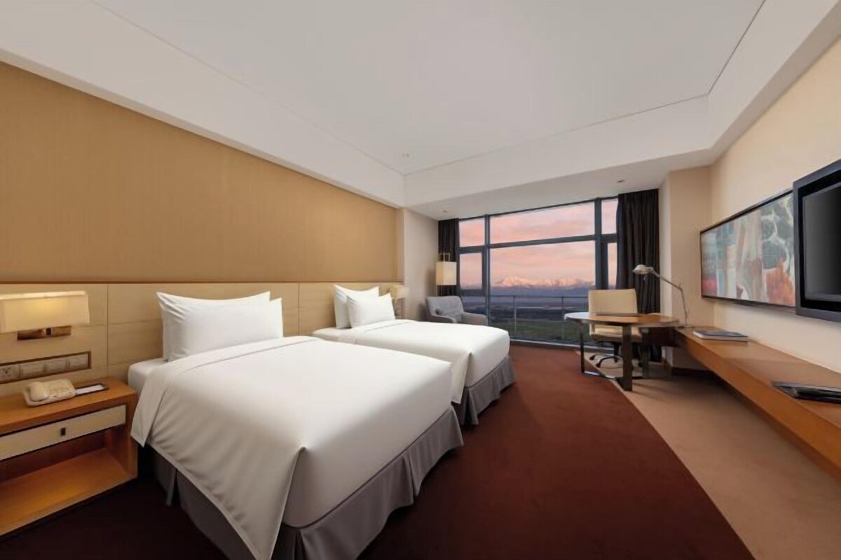 Minibar, in-room safe, desk, iron/ironing board