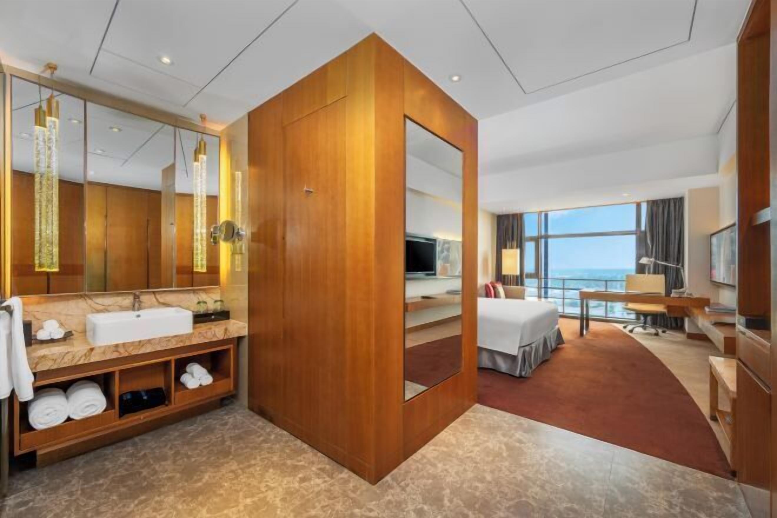 Minibar, in-room safe, desk, iron/ironing board