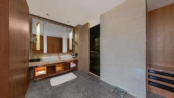 Une salle de bain moderne avec un meuble-lavabo à deux vasques, un grand miroir et une cabine de douche en verre.