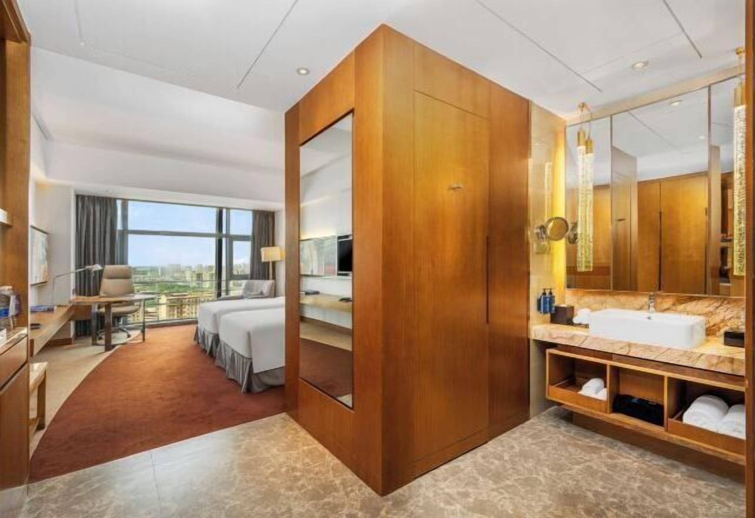 Minibar, in-room safe, desk, iron/ironing board