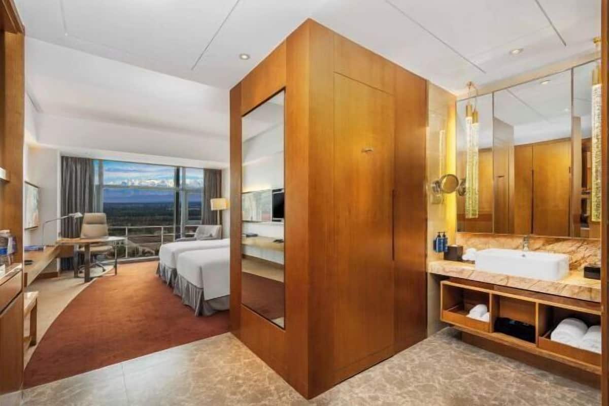 Minibar, in-room safe, desk, iron/ironing board