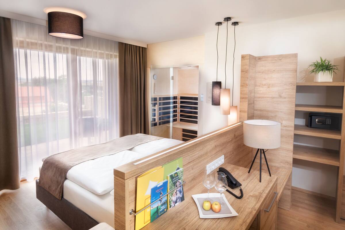 deluxe triple room | in-room safe, desk, free wifi, bed sheets