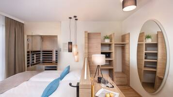 Deluxe-Dreibettzimmer | Zimmersafe, Schreibtisch, kostenloses WLAN, Bettwäsche