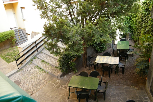 S'hi serveixen plats de cuina local