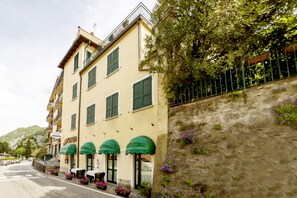 Front of property - Hotel Montecodeno (Varenna)