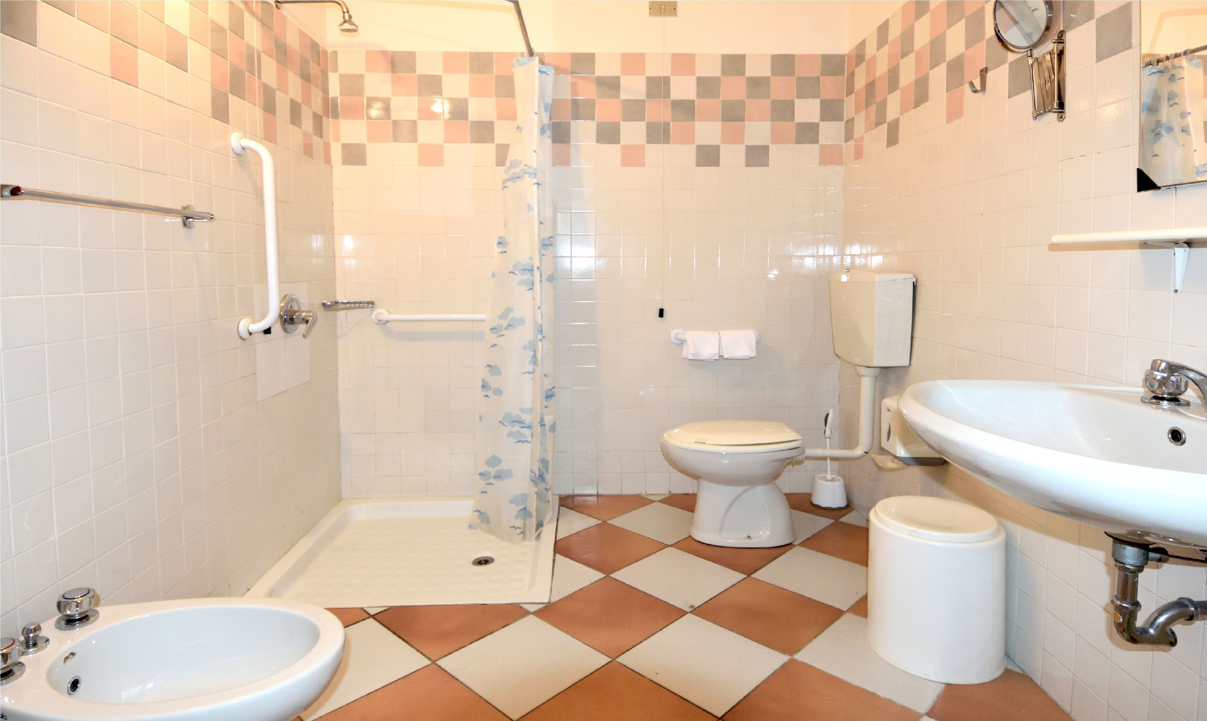 shower, rainfall showerhead, free toiletries, hair dryer