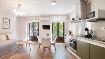 Full-sized fridge, microwave, oven, stovetop