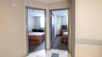 Suite, 2 chambres, coin cuisine | 2 chambres, bureau, espace de travail pour ordinateur portable