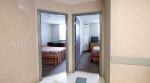 Suite, 2 habitaciones, cocina básica | 2 dormitorios, escritorio, espacio para trabajar con un portátil