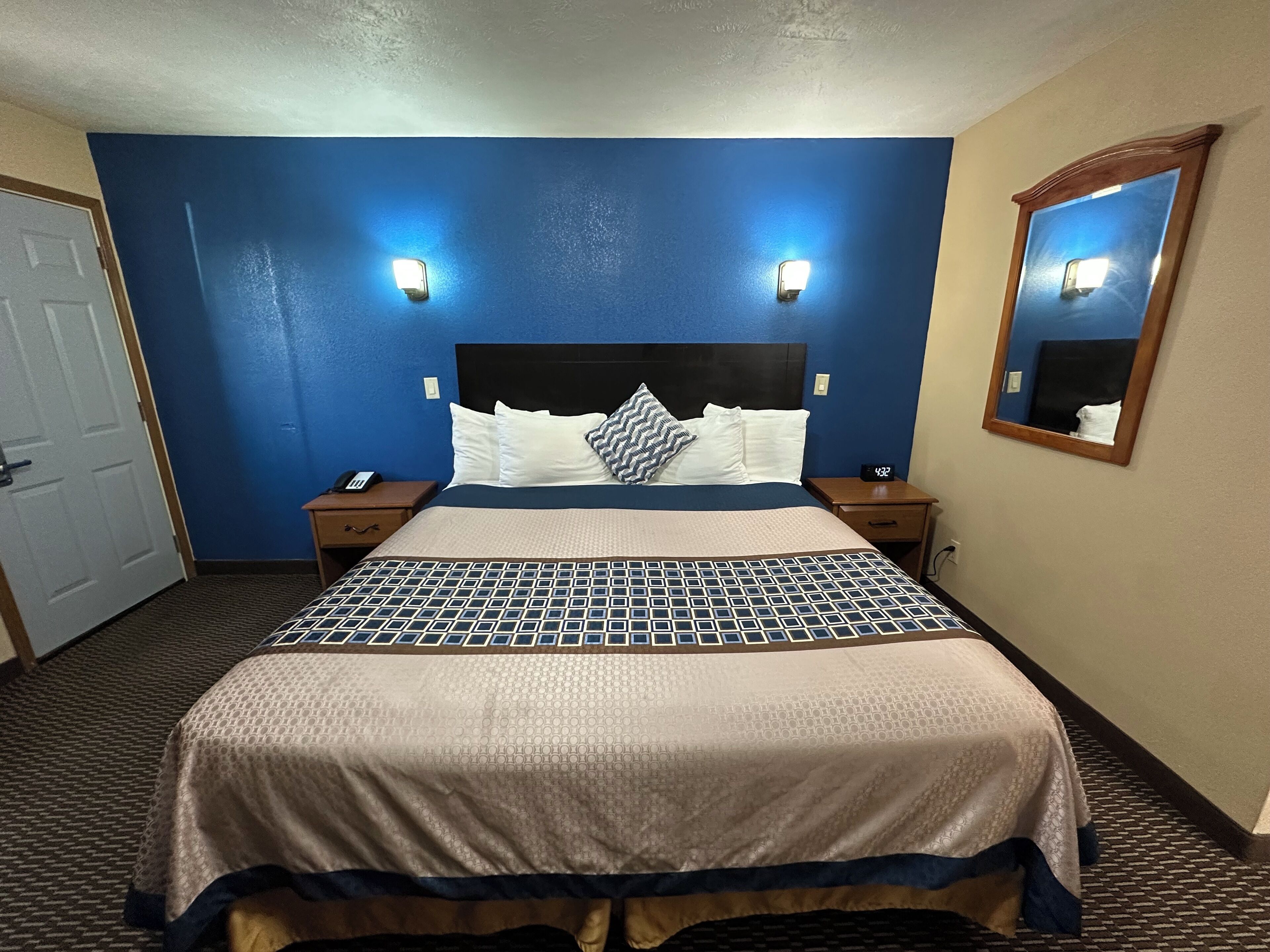 Deluxe Room, 1 King Bed | Free WiFi, bed sheets