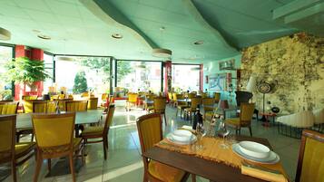 Tägliches Frühstücksbuffet gegen Gebühr