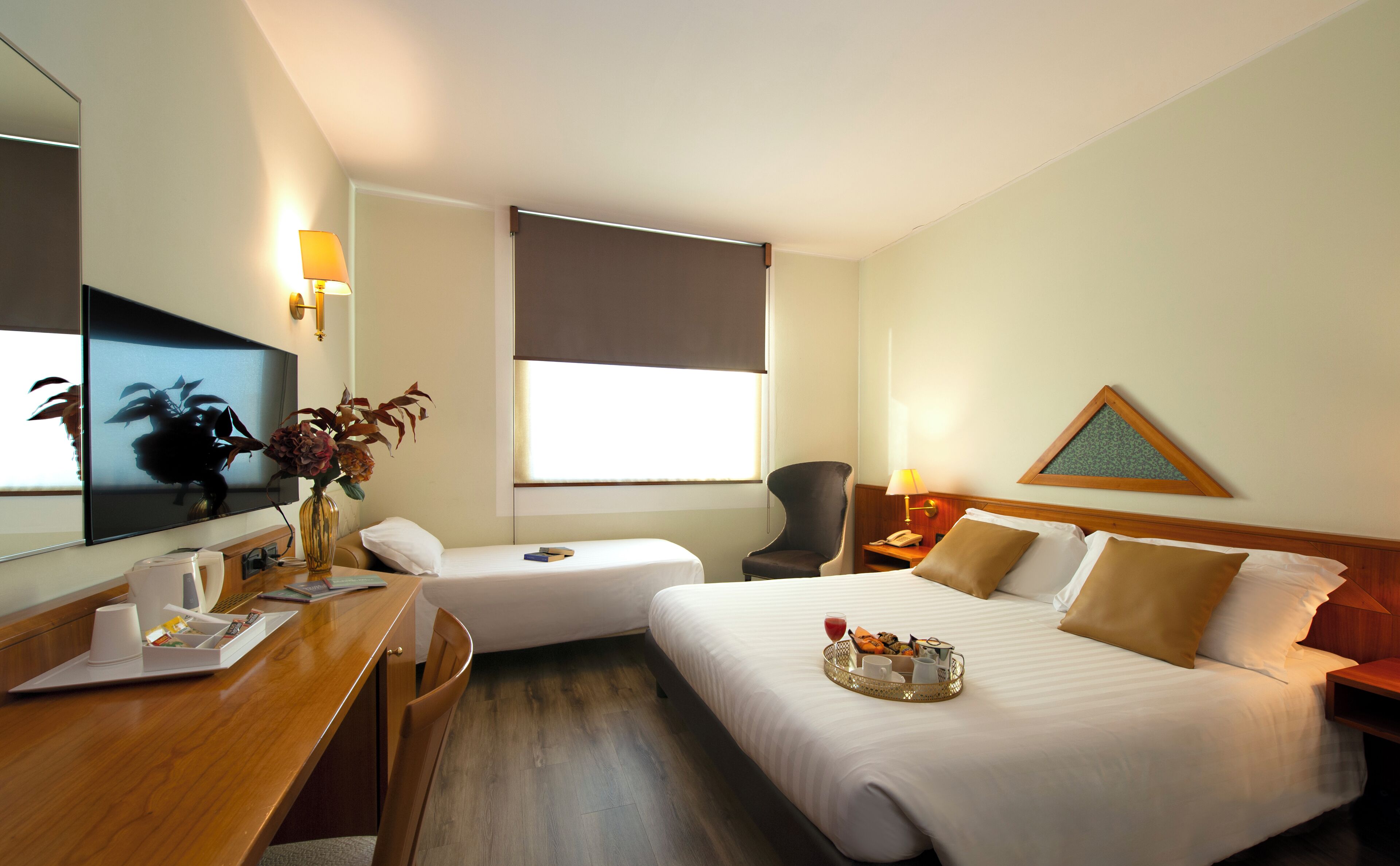 Chambre Triple, non-fumeurs | Literie de qualité supérieure, minibar, coffres-forts dans les chambres