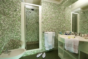 Douche, articles de toilette gratuits, sèche-cheveux, chaussons