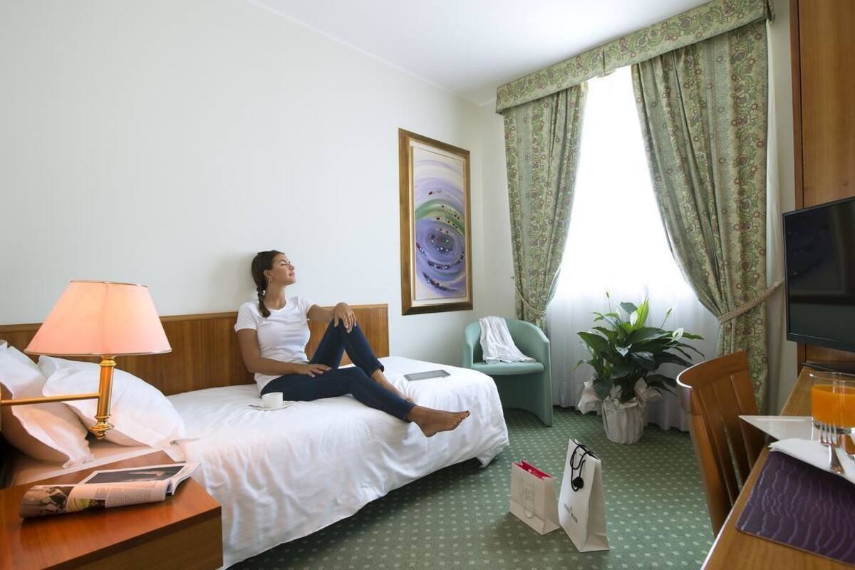 Single Room, Non Smoking | Premium bedding, minibar, in-room safe, desk
