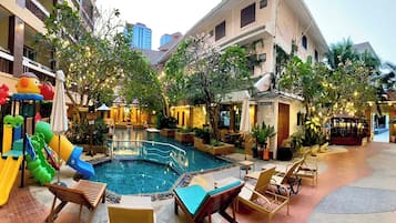 Innendørsbasseng og solsenger