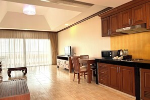 Suite | 1 bedroom, hypo-allergenic bedding, in-room safe, blackout curtains - Aiyaree Place Hotel (Pattaya)