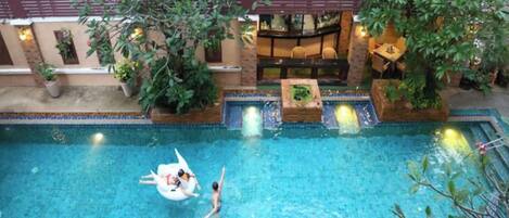 Hồ bơi trong nhà, ghế dài tắm nắng