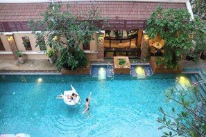 Indoor pool, pool loungers - Aiyaree Place Hotel (Pattaya)